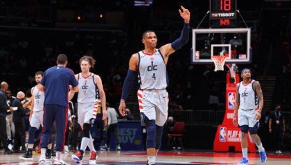 九游游戏-及时反弹助球队晋级！韦少将携比尔挑战东部第一